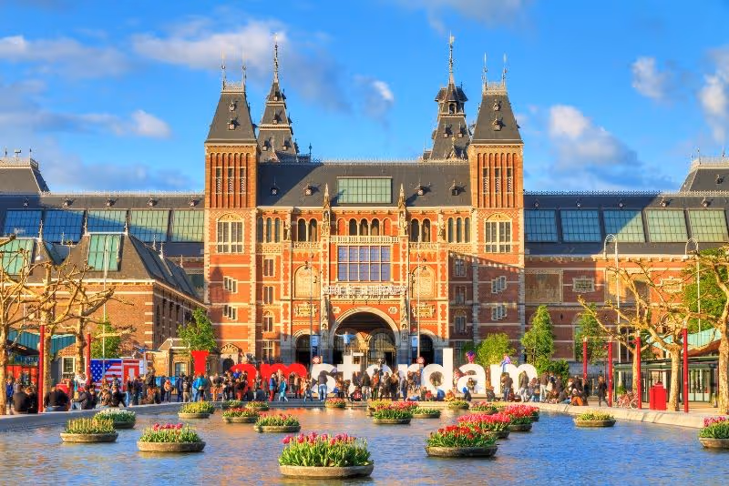 Terrasse de café sur Museumplein à Amsterdam
